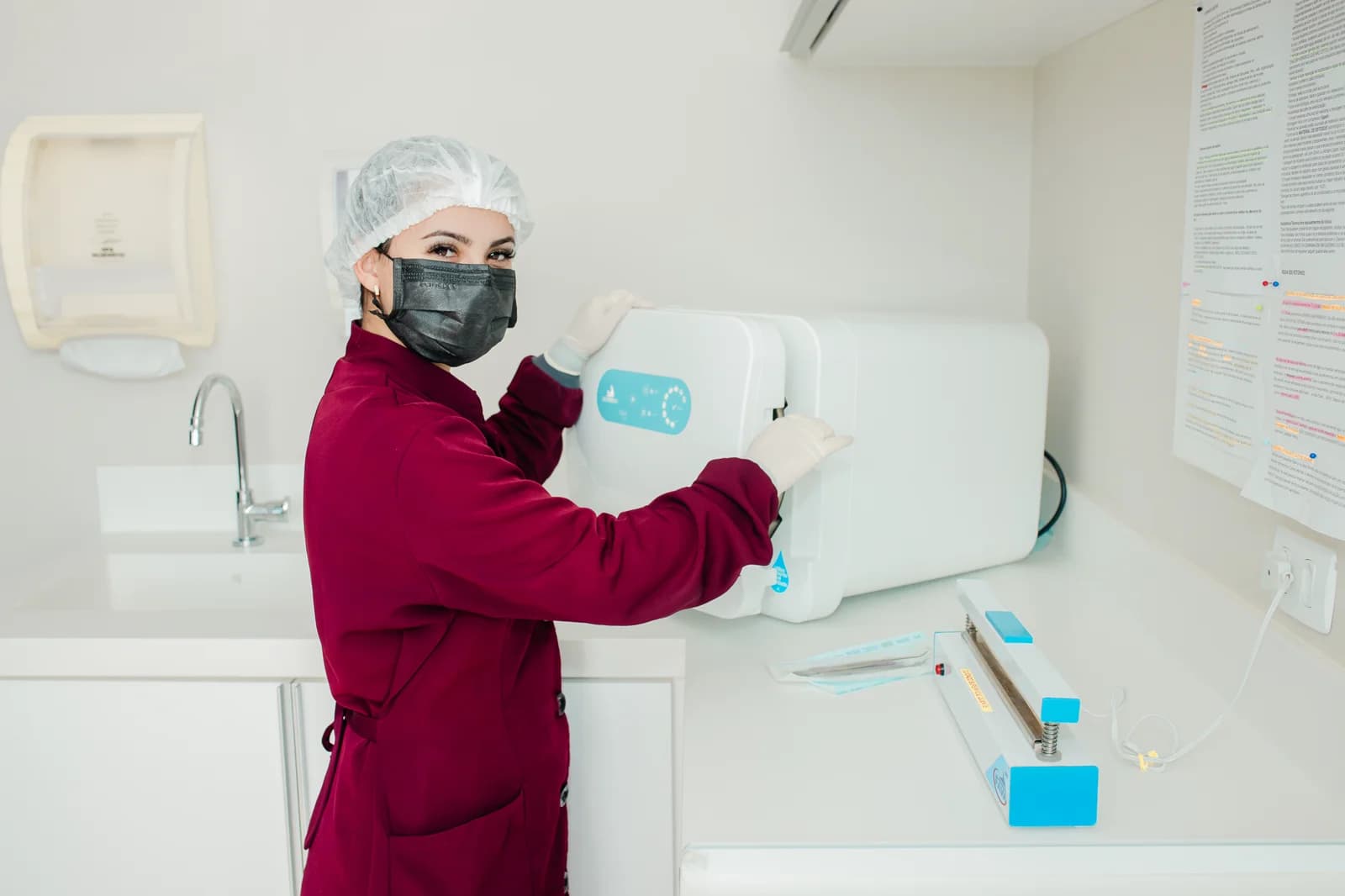 Protocolos rigorosos de assepsia, desinfecção e barreiras de proteção individual