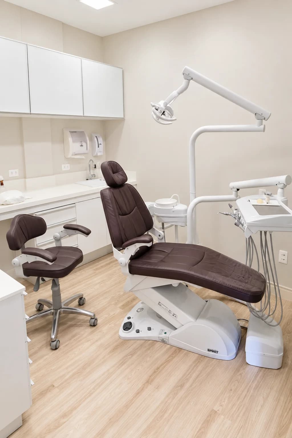 Consultório odontológico 2 com cadeira moderna e estrutura clínica