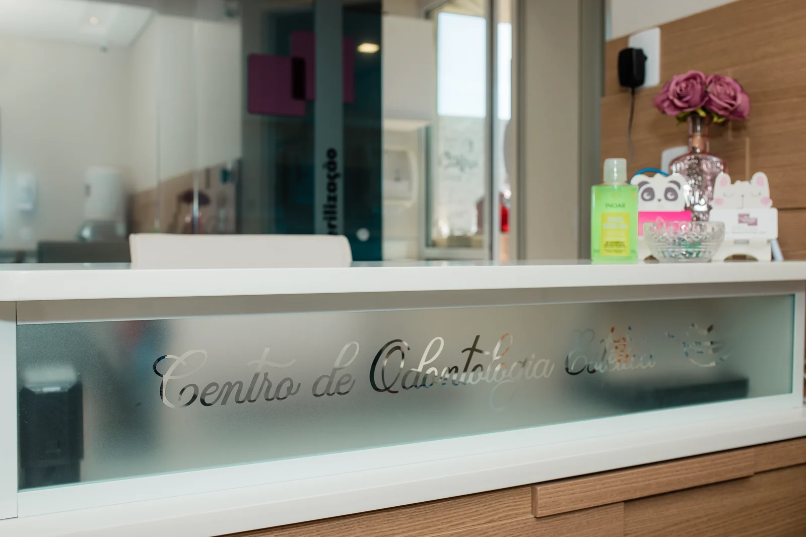 Balcão de acolhimento e suporte administrativo com equipe dedicada