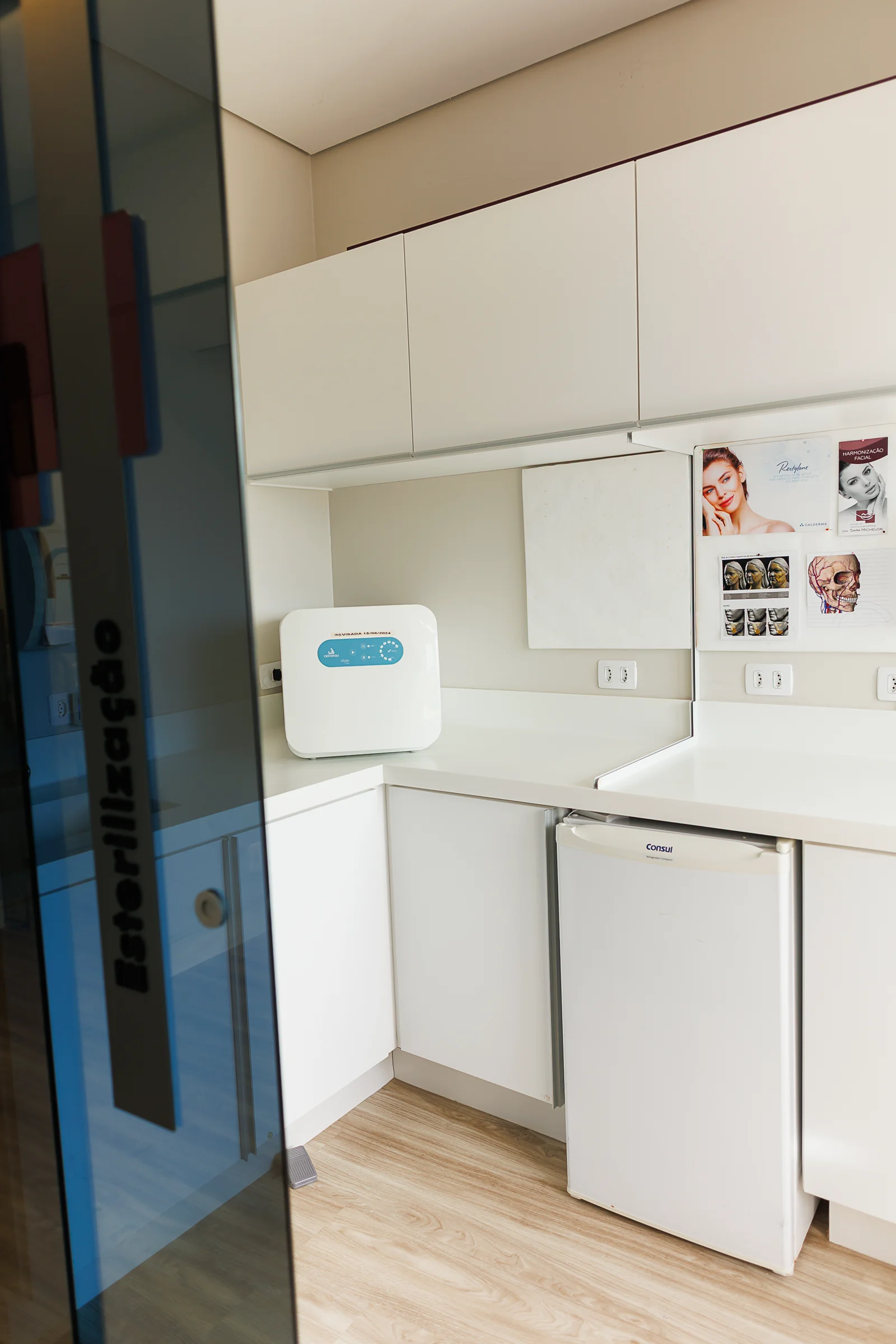 Central de esterilização com autoclave monitorada e fluxo sanitário controlado