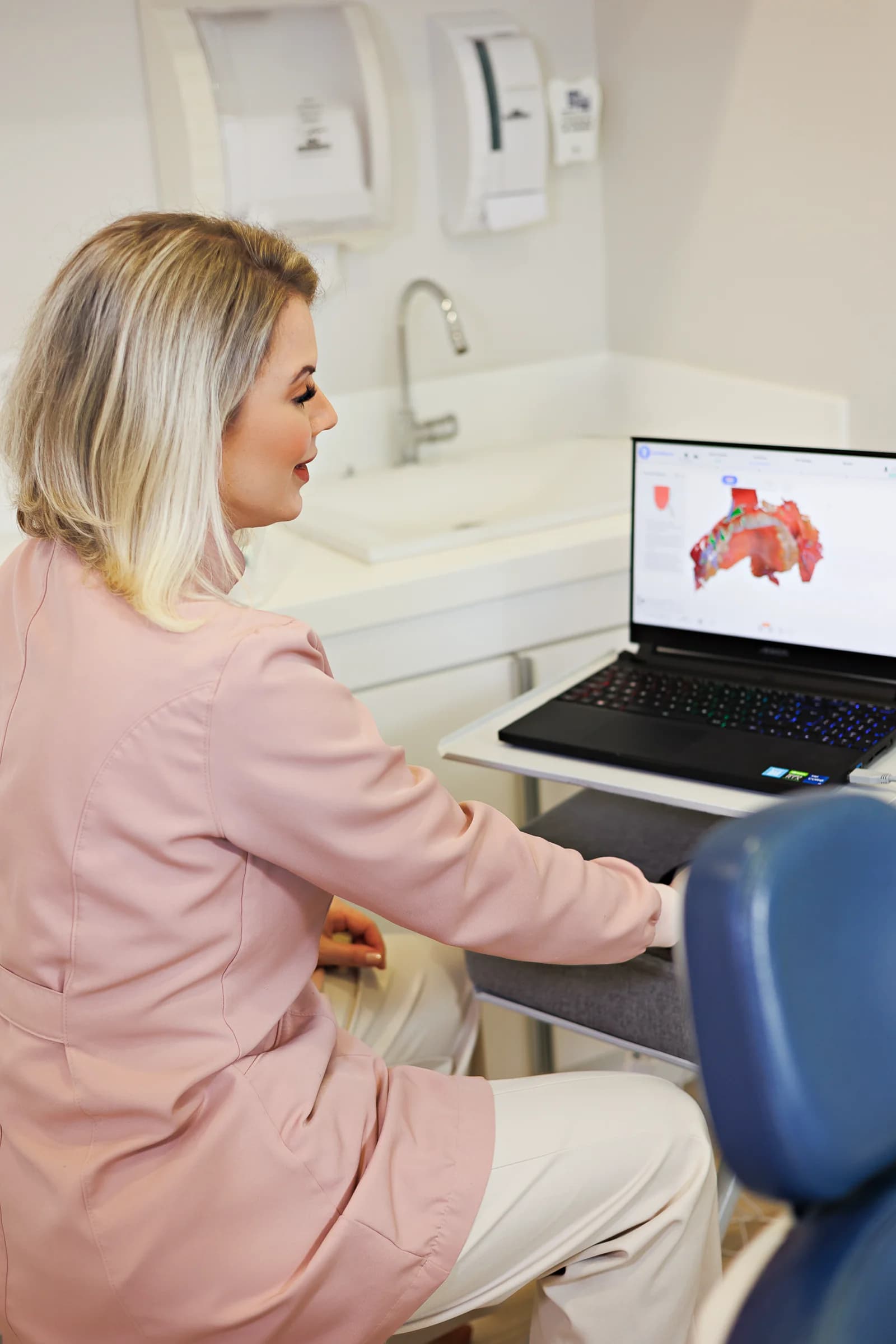 Dra. Sara Michelon durante planejamento odontológico digital