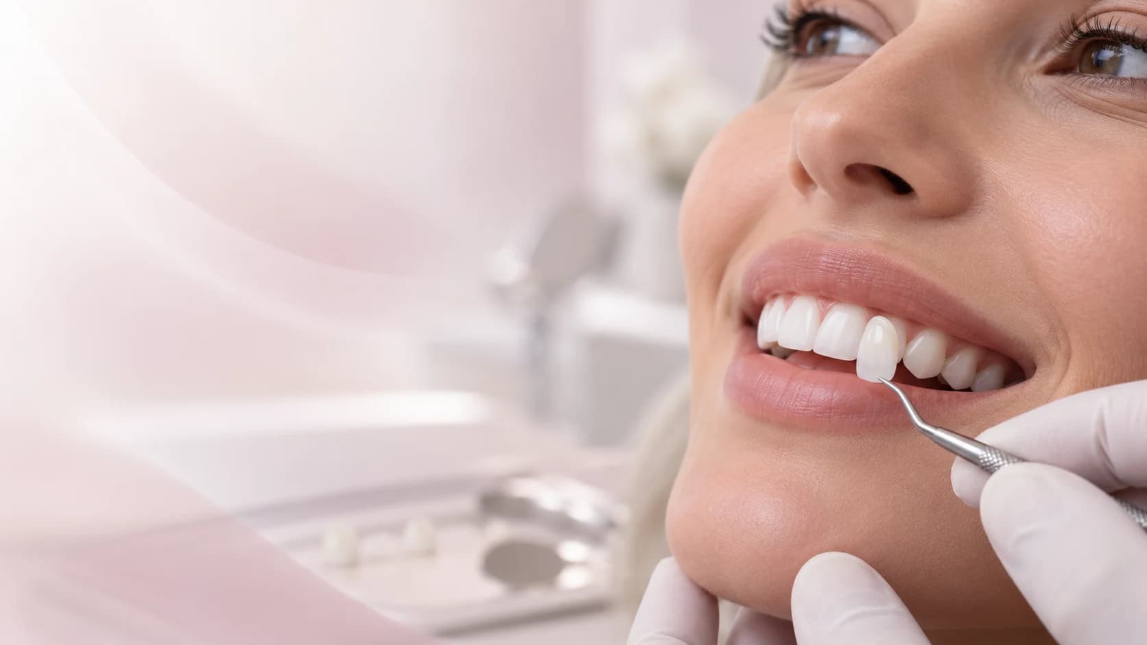 Exame e planejamento estético dental com lâminas e facetas cerâmicas