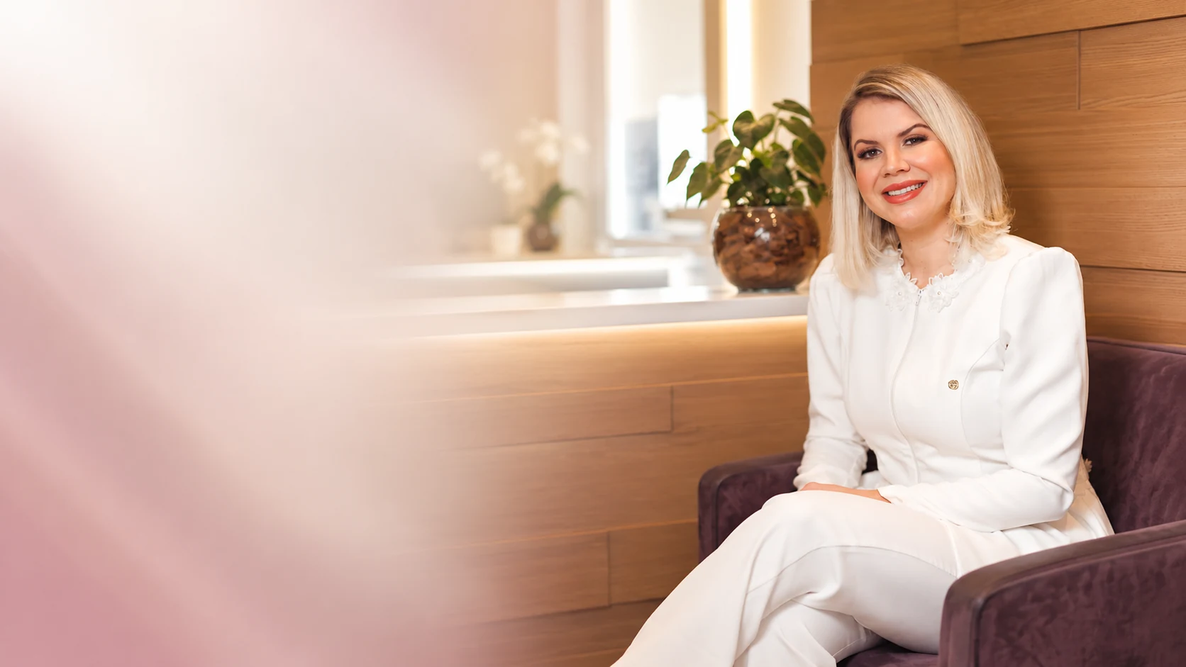 Dra. Sara Michelon na recepção da clínica compartilhando orientações e artigos sobre odontologia e estética