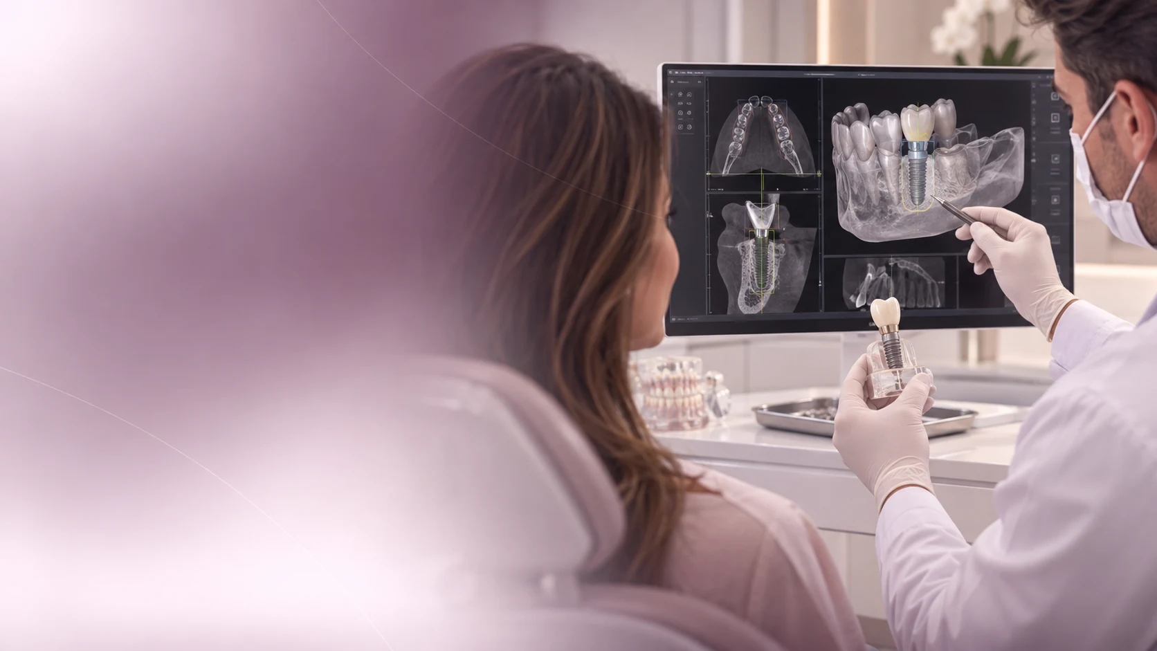 Paciente adulto em consulta de planejamento para implantes dentários